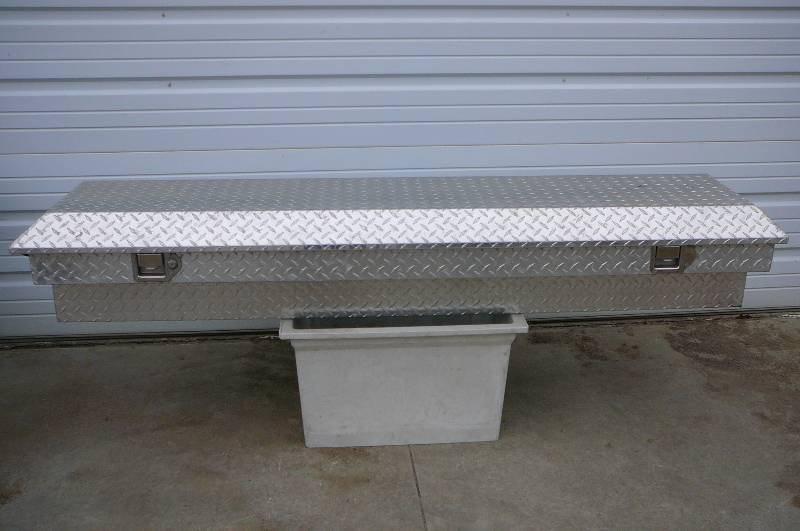 lot 8 image: Alum Side Mount Tool Box - Deezee