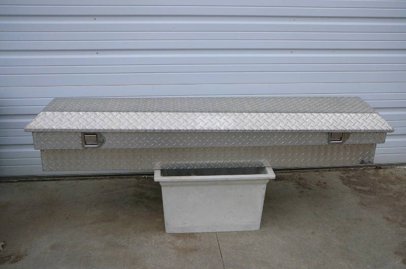 lot 9 image: Alum Side Mount Tool Box - Deezee
