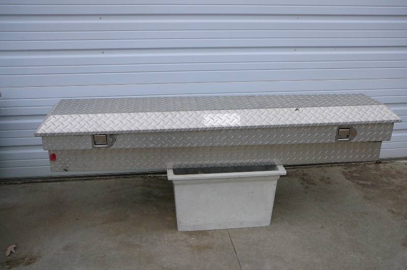 lot 10 image: Alum Side Mount Tool Box - Deezee