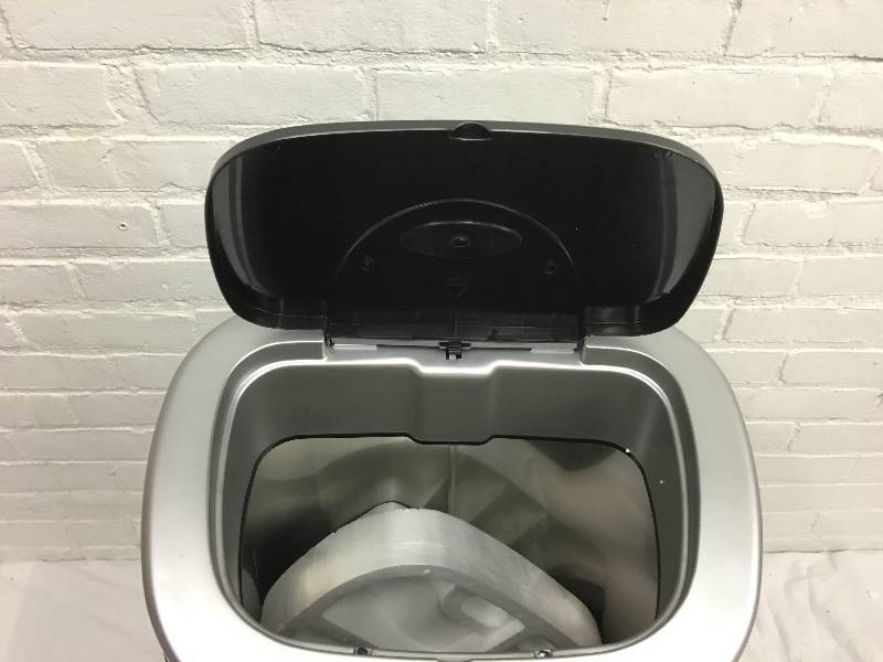 lot 89 image: Nine Stars 21-Gallon Motion-Sensor Trash Can retail $91