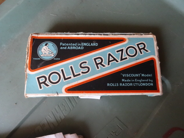 lot 5 image: Vintage Rolls Razor From England