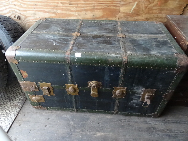 lot 6 image: Vintage Wardrobe Trunk