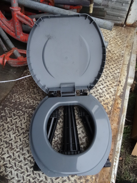 lot 16 image: Reliance Camping Porta Potty