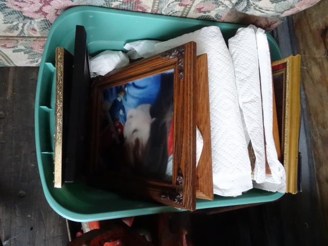 lot 17 image: Box of Misc Picture Frames