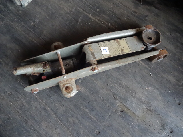 lot 18 image: 2 Ton Trolley Jack No Handle
