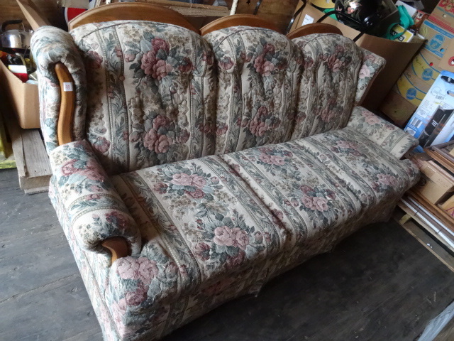 lot 28 image: Full size sofa couch