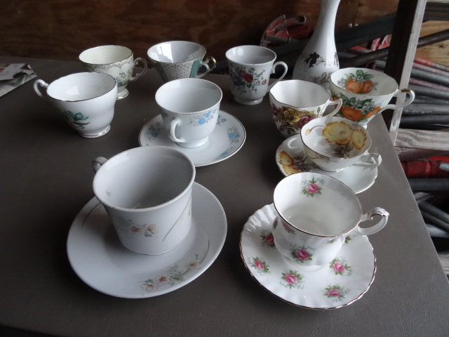 lot 49 image: Misc Coffee Cups and Saucers