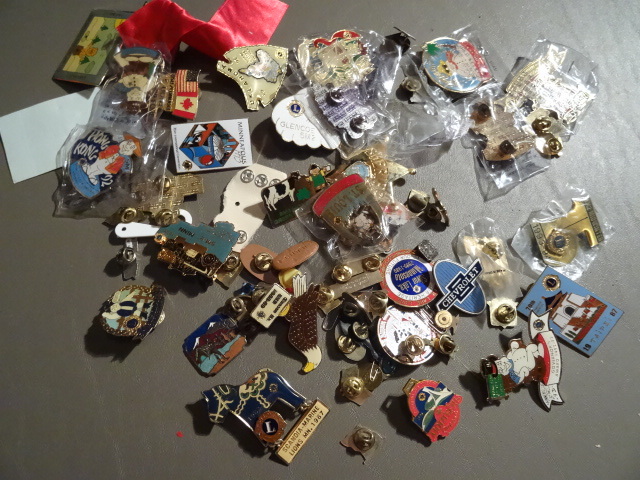 lot 94 image: Bag of Misc Pins