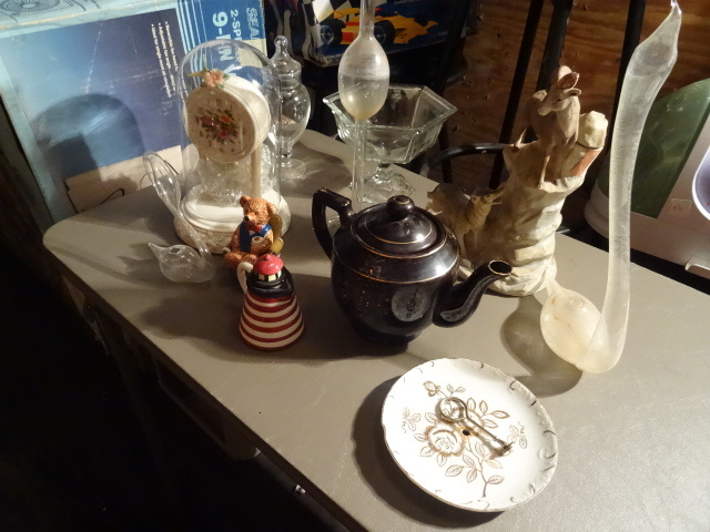 lot 98 image: Misc Houseware Collectibles