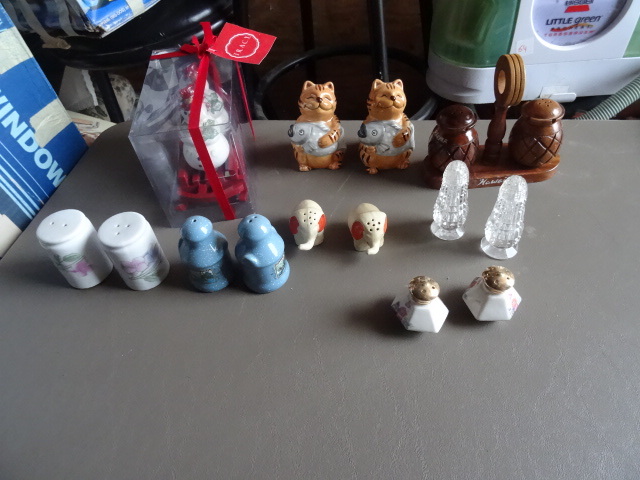 lot 107 image: Misc Salt and Pepper Shakers