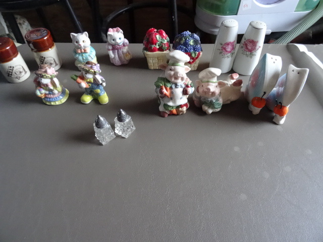 lot 118 image: Misc Salt and Pepper Shakers