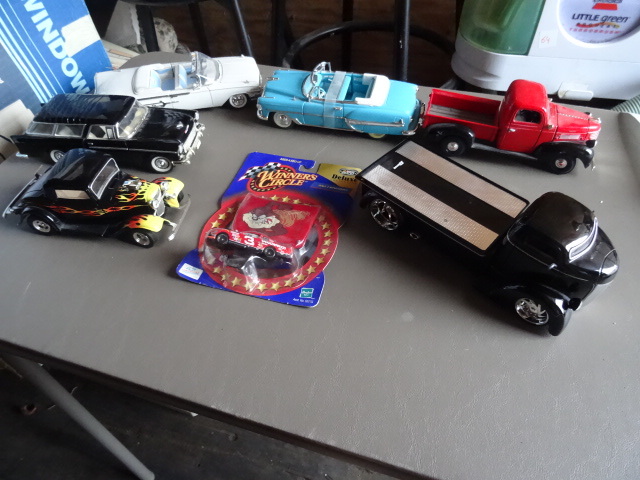 lot 127 image: Misc Collectible Cars and Trucks