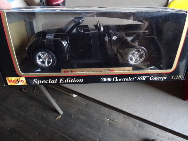 lot 137 image: 2000 Chevrolet SSR Concept