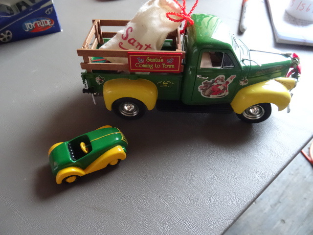 lot 152 image: John Deere Holiday Express  Trucks