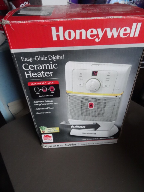 lot 164 image: Honeywell Ceramic Heater