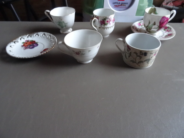 lot 178 image: Misc Tea Cups and Saucers