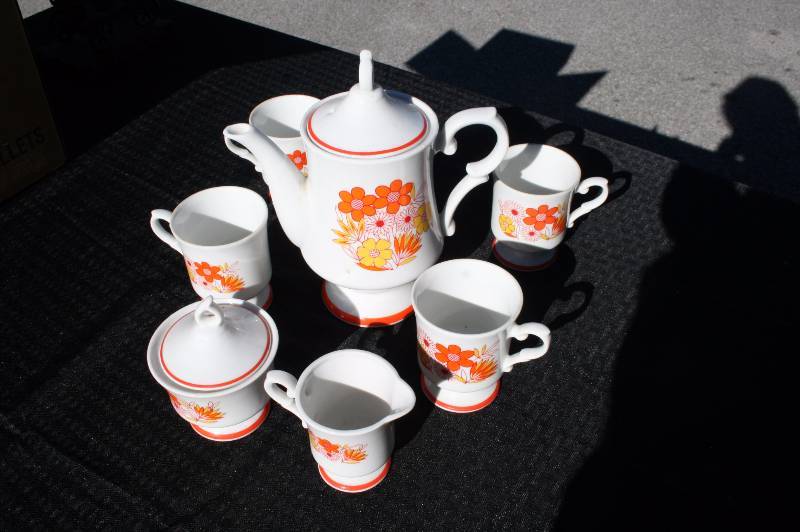 Antique Teapot wmatching cups