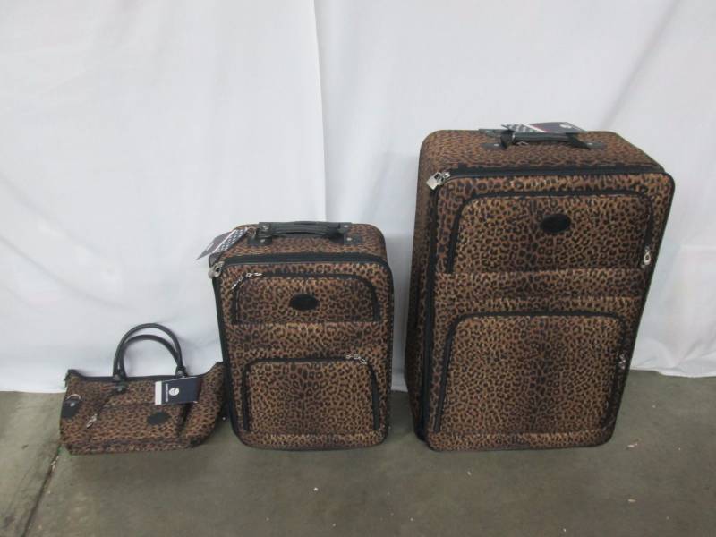 lot 41 image: American Flyer Animal Print Luggage Set