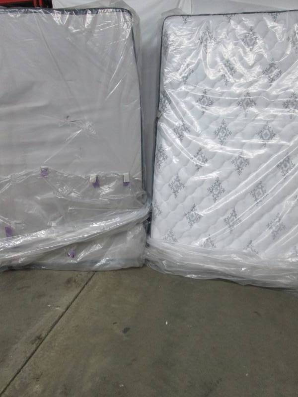 lot 17 image: Serta Lake Winds Perfect Sleeper Firm Mattress and Box Spring - Queen