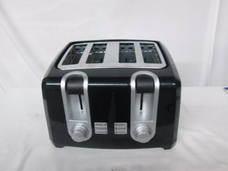 lot 75 image: Black & Decker 4 Slice Wide Slot Toaster
