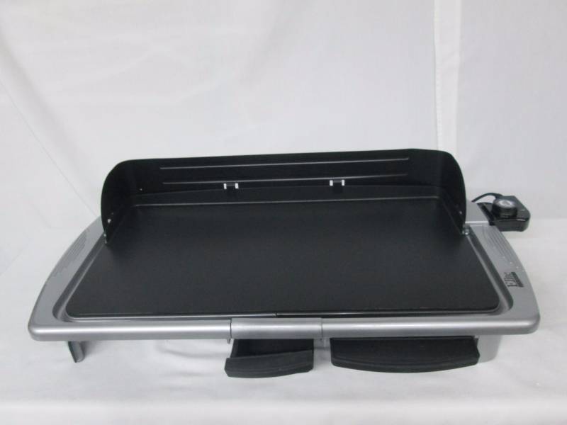 lot 77 image: Elite Gourmet 20 x 10 Nonstick Electric Griddle