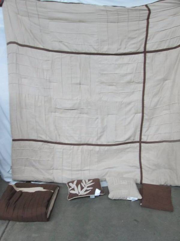 lot 83 image: McLeland Design Lansing Comforter Set - Queen