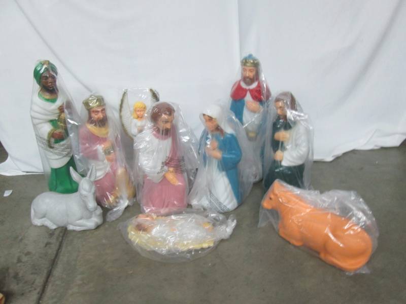 lot 93 image: Holidays 22 Nativity 10-pc. Set
