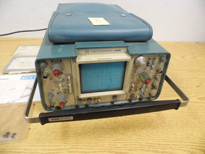 lot 3 image: Tektronix Oscilloscope