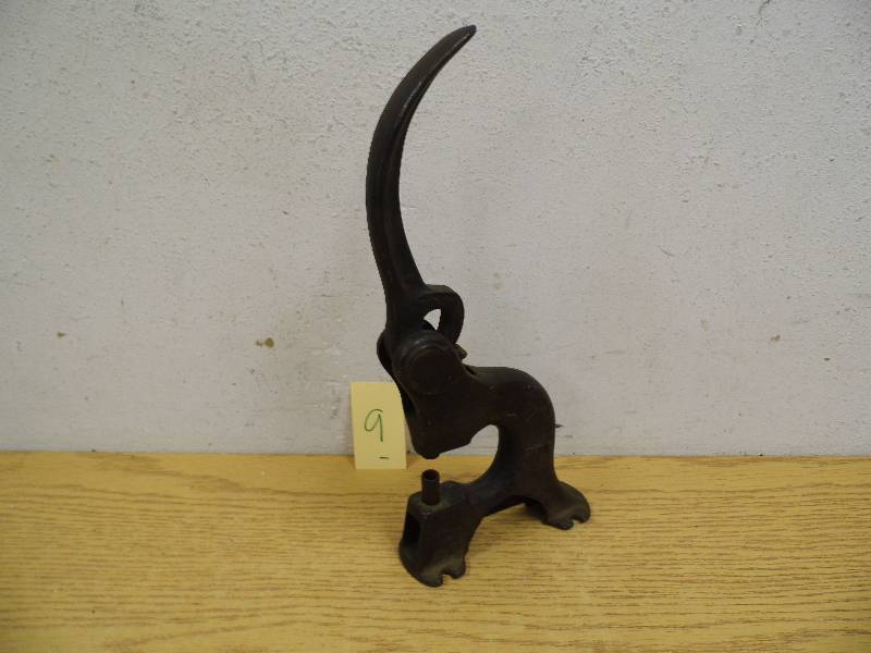 lot 9 image: Antique Item