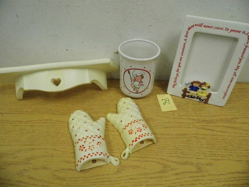lot 29 image: Campbells Soup - Frame, Utensil Holder, Shelf
