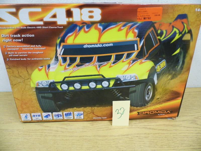 lot 32 image: Dromida RC Car