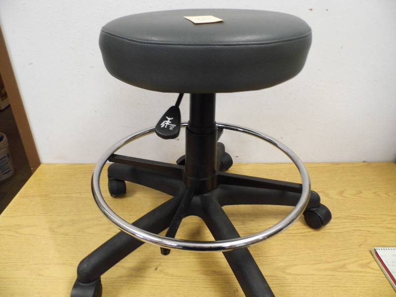 lot 35 image: Adjustable Stool