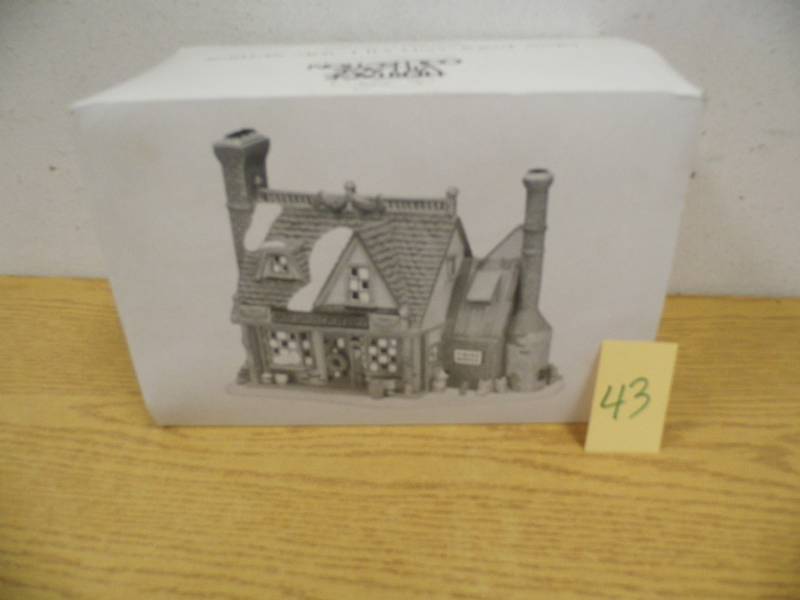 lot 43 image: Dept 56 Dickens Village
