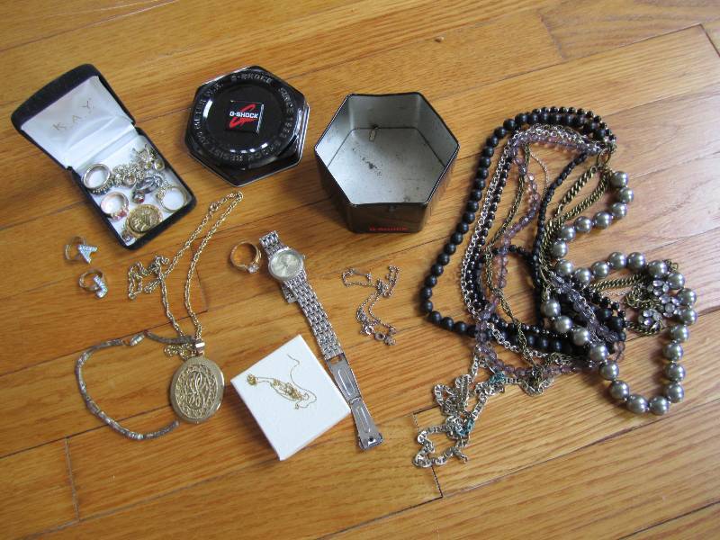 Lot of assorted costume jewelery...