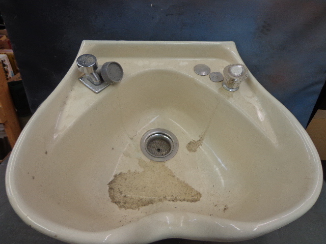 lot 10 image: White Cast Iron Salon Sink