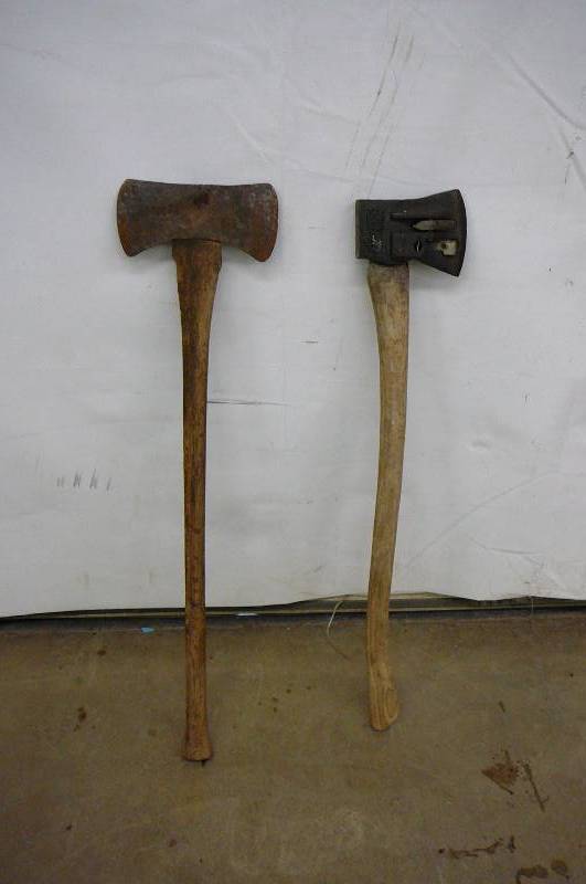 lot 19 image: Double sided axe splitting axe