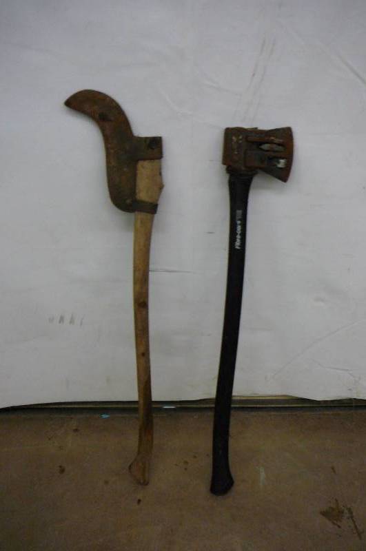 lot 20 image: Splitting axe