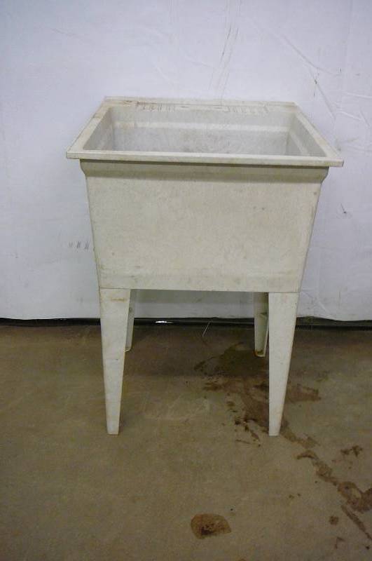 lot 6 image: Laundry Sink 24 x 25 Wire Fencing 36 High 2 Rolls