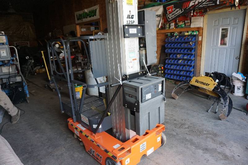 lot 8 image: 2004 JLG Model 12SP ElectricHydraulic Man Lift