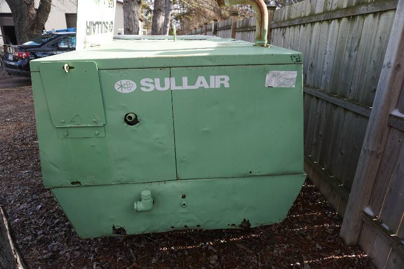 lot 10 image: Sullair Brand 185 CFM Fixed Truck BedTrailer Commercial Air Compressor