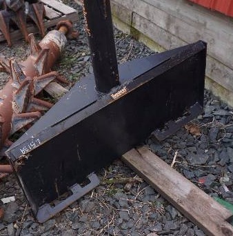 lot 15 image: Tomahawk Brand Universal Mount Bobcat Skid Loader Skid Steer Boom Lift Attachment