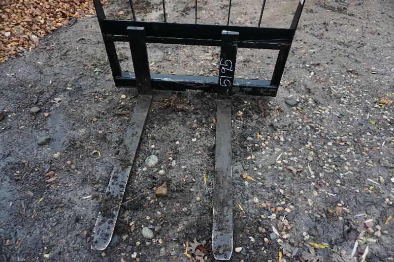 lot 19 image: Tomahawk Brand Universal Mount Bobcat Skid Loader Skid Steer Pallet Fork Attachment