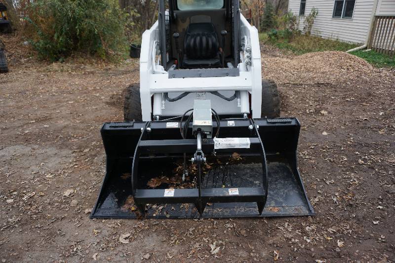 lot 17 image: Tomahawk Brand Universal Mount Bobcat Skid Loader Skid Steer 66 Flat Bottom Grapple Bucket