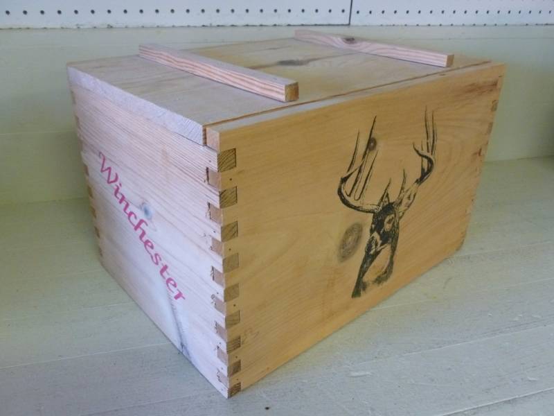 lot 8 image: Sportsman Box