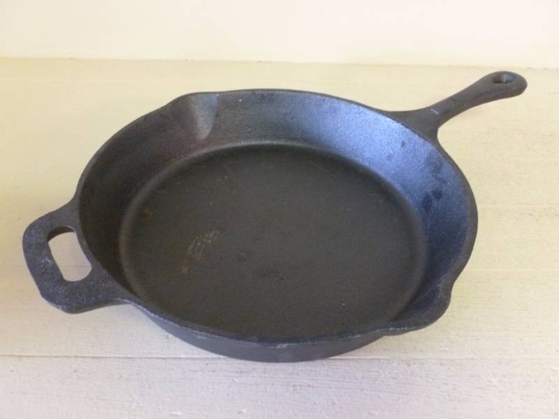 lot 28 image: Cast Iron Pan
