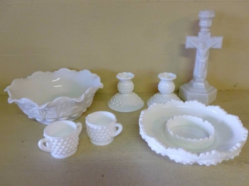 lot 37 image: Vintage Milk Glass