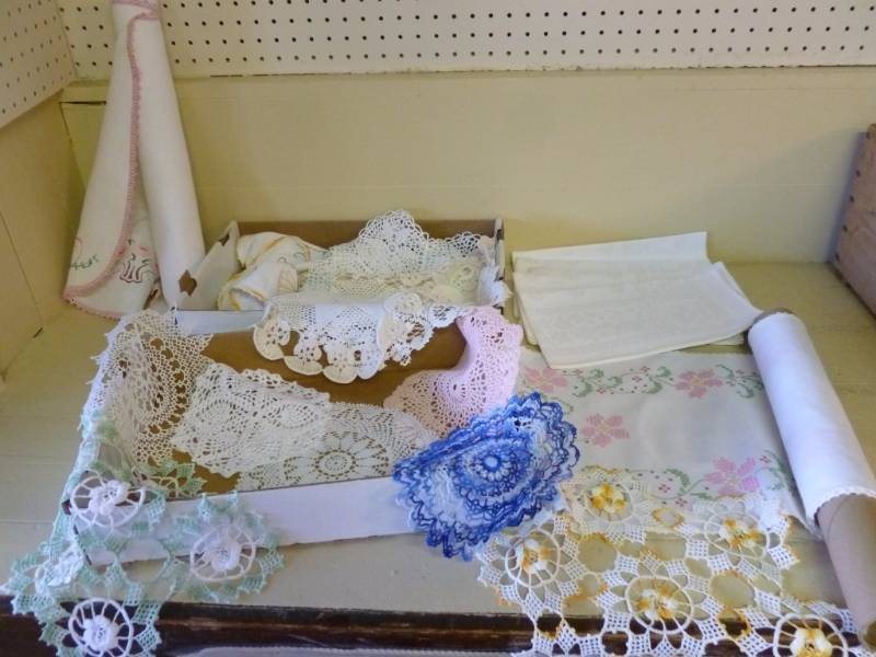 lot 40 image: Doilies