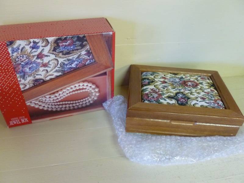 lot 45 image: Jewelry Box