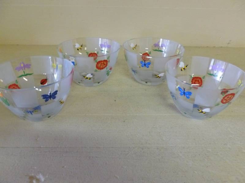 lot 57 image: Berry Bowls