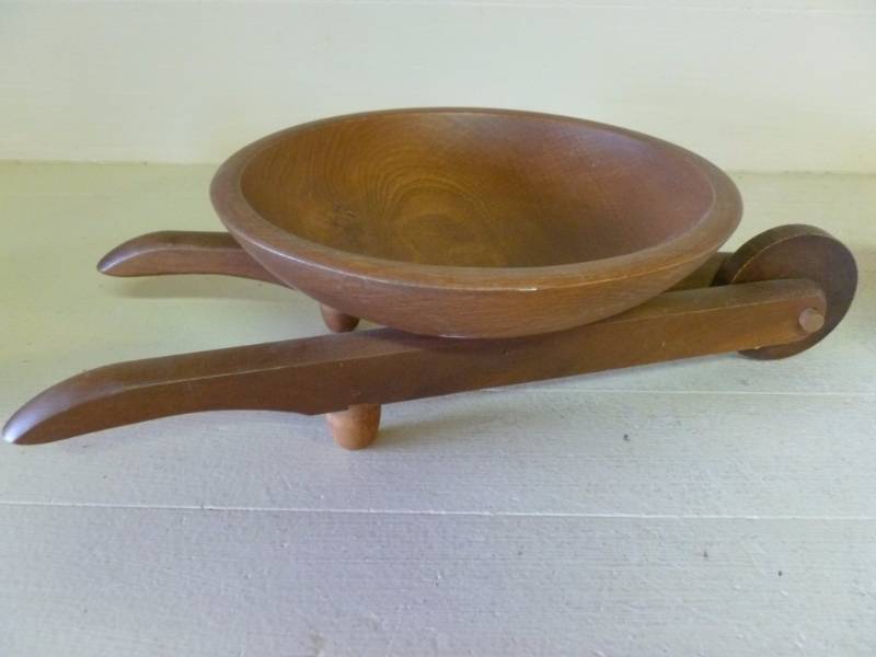 lot 83 image: Decorative